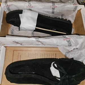 Minnetonka Women's Black Kilty Moccasins